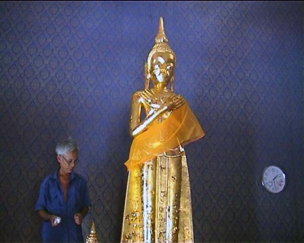 ชาวบ้านสองตำบลไม่พอใจสีกาขูดทองพระพุทธรูป