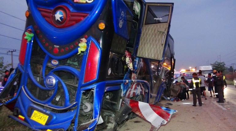 รถบัสนักท่องเที่ยวแหกโค้ง ชนเกาะกลางที่กบินทร์บุรีเจ็บเพียบ